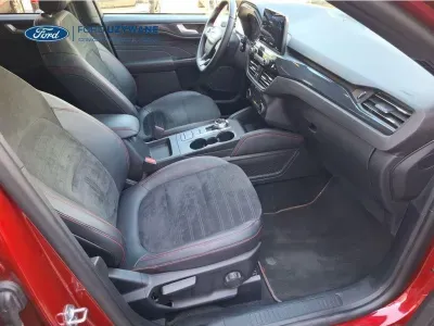 CZERWONY SUV FORD KUGA z 2023 r., HYBRYDA/BENZYNA, skrzynia biegów AUTOMATYCZNA 140KM, zdjęcie 19 z 21