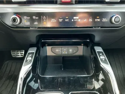 BIAŁY SUV KIA SORENTO z 2024 r., HYBRYDA/BENZYNA, skrzynia biegów AUTOMATYCZNA 159KM, zdjęcie 30 z 32