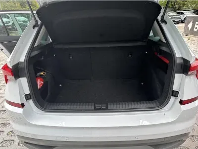 BIAŁY SUV SKODA KAMIQ z 2022 r., BENZYNA, skrzynia biegów AUTOMATYCZNA 110KM, zdjęcie 4 z 17
