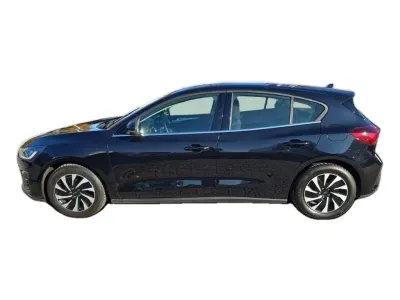 CZARNY HATCHBACK FORD FOCUS z 2023 r., BENZYNA, skrzynia biegów MANUALNA 92KM, zdjęcie 3 z 29
