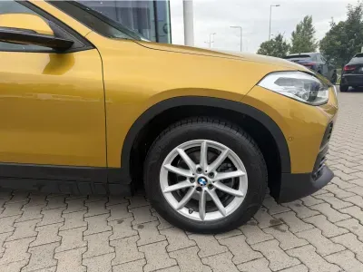 ZŁOTY CROSSOVER BMW X2 z 2022 r., BENZYNA, skrzynia biegów AUTOMATYCZNA 136KM, zdjęcie 9 z 12