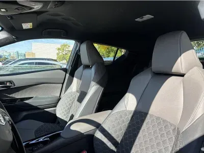 SZARY SUV TOYOTA C-HR z 2022 r., HYBRYDA/BENZYNA, skrzynia biegów AUTOMATYCZNA 122KM, zdjęcie 9 z 19