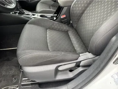 BIAŁY KOMBI TOYOTA COROLLA z 2023 r., HYBRYDA/BENZYNA, skrzynia biegów AUTOMATYCZNA 140KM, zdjęcie 8 z 19