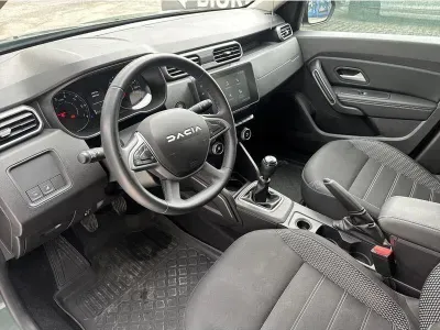 SZARY SUV DACIA DUSTER z 2023 r., BENZYNA, skrzynia biegów MANUALNA 101KM, zdjęcie 16 z 19