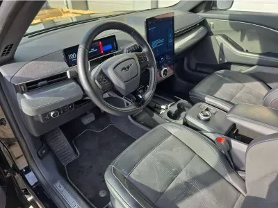 CZARNY SUV FORD MUSTANG MACH-E z 2022 r., ELEKTRYCZNY, skrzynia biegów AUTOMATYCZNA 358KM, zdjęcie 22 z 29