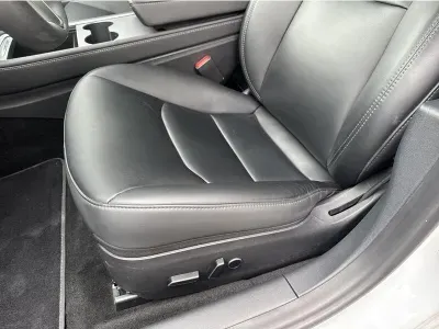 BIAŁY SEDAN TESLA MODEL 3 z 2023 r., ELEKTRYCZNY, skrzynia biegów AUTOMATYCZNA 306KM, zdjęcie 17 z 19