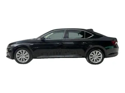 CZARNY HATCHBACK SKODA SUPERB z 2023 r., BENZYNA, skrzynia biegów AUTOMATYCZNA 280KM, zdjęcie 18 z 19