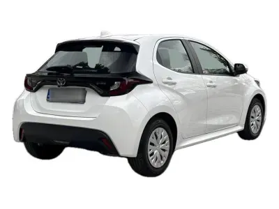 BIAŁY HATCHBACK TOYOTA YARIS z 2024 r., HYBRYDA/BENZYNA, skrzynia biegów AUTOMATYCZNA 116KM, zdjęcie 15 z 17