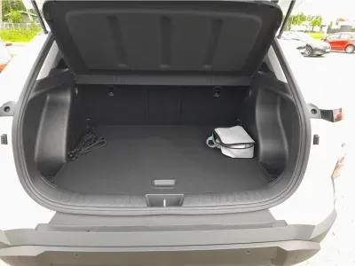 BIAŁY SUV HYUNDAI KONA z 2025 r., HYBRYDA/BENZYNA, skrzynia biegów AUTOMATYCZNA 129KM, zdjęcie 4 z 11