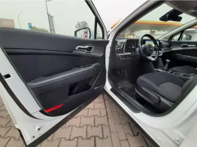 BIAŁY SUV KIA SPORTAGE z 2023 r., BENZYNA, skrzynia biegów MANUALNA 110KM, zdjęcie 16 z 24