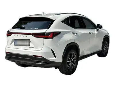 BIAŁY SUV LEXUS NX z 2022 r., HYBRYDA/BENZYNA, skrzynia biegów AUTOMATYCZNA 242KM, zdjęcie 4 z 19
