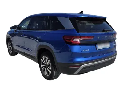 NIEBIESKI KOMBI SKODA KODIAQ z 2024 r., BENZYNA, skrzynia biegów AUTOMATYCZNA 150KM, zdjęcie 5 z 5
