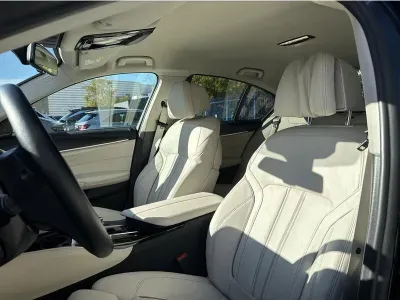 CZARNY SEDAN BMW SERIE 5 z 2022 r., BENZYNA, skrzynia biegów AUTOMATYCZNA 252KM, zdjęcie 2 z 19
