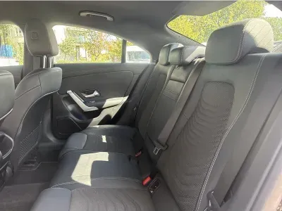CZARNY SEDAN MERCEDES CLASE CLA z 2023 r., BENZYNA, skrzynia biegów AUTOMATYCZNA 150KM, zdjęcie 6 z 19