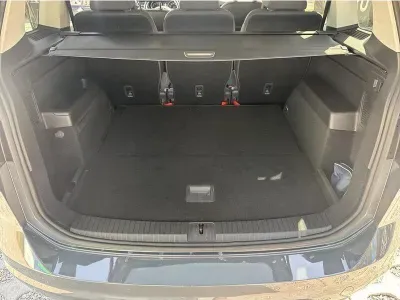 SZARY SEDAN VOLKSWAGEN TOURAN z 2022 r., BENZYNA, skrzynia biegów AUTOMATYCZNA 150KM, zdjęcie 11 z 19