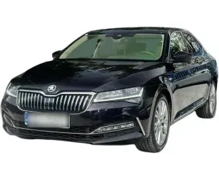 CZARNY HATCHBACK SKODA SUPERB z 2023 r., BENZYNA, skrzynia biegów AUTOMATYCZNA 280KM, zdjęcie główne