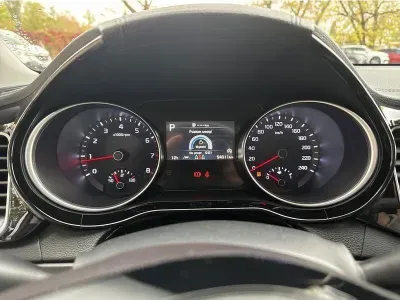 SREBRNY KOMBI KIA CEED z 2023 r., BENZYNA, skrzynia biegów AUTOMATYCZNA 160KM, zdjęcie 18 z 19