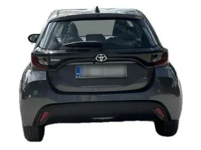 SZARY HATCHBACK TOYOTA YARIS z 2022 r., BENZYNA, skrzynia biegów MANUALNA 125KM, zdjęcie 2 z 19