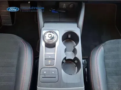 CZERWONY SUV FORD KUGA z 2023 r., HYBRYDA/BENZYNA, skrzynia biegów AUTOMATYCZNA 140KM, zdjęcie 7 z 21