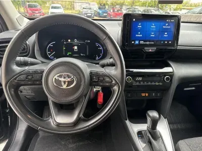 CZARNY SUV TOYOTA YARIS-CROSS z 2022 r., HYBRYDA/BENZYNA, skrzynia biegów AUTOMATYCZNA 116KM, zdjęcie 5 z 19