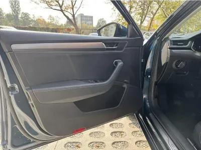 NIEBIESKI HATCHBACK SKODA SUPERB z 2021 r., BENZYNA, skrzynia biegów AUTOMATYCZNA 150KM, zdjęcie 2 z 19