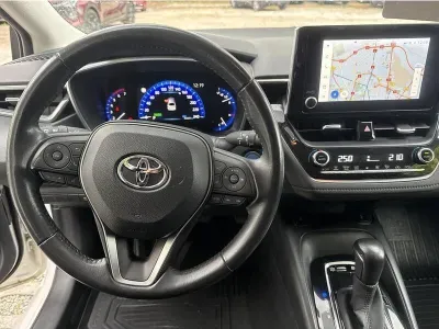 BIAŁY SEDAN TOYOTA COROLLA z 2022 r., HYBRYDA/BENZYNA, skrzynia biegów AUTOMATYCZNA 122KM, zdjęcie 5 z 19