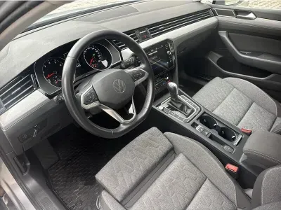 SREBRNY KOMBI VOLKSWAGEN PASSAT z 2023 r., BENZYNA, skrzynia biegów AUTOMATYCZNA 150KM, zdjęcie 18 z 19