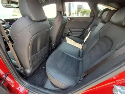 CZERWONY KOMBI KIA PROCEED z 2024 r., BENZYNA, skrzynia biegów AUTOMATYCZNA 140KM, zdjęcie 15 z 18