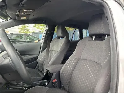 BIAŁY KOMBI TOYOTA COROLLA z 2023 r., HYBRYDA/BENZYNA, skrzynia biegów AUTOMATYCZNA 140KM, zdjęcie 8 z 19