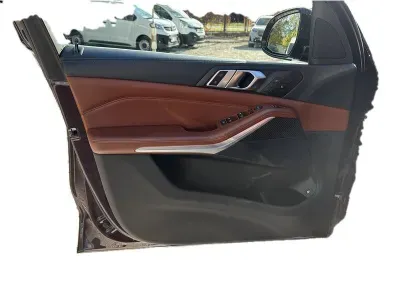 CZERWONY SUV BMW X5 z 2022 r., HYBRYDA/BENZYNA, skrzynia biegów AUTOMATYCZNA 394KM, zdjęcie 16 z 18