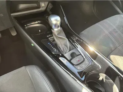 BIAŁY SUV TOYOTA C-HR z 2022 r., HYBRYDA/BENZYNA, skrzynia biegów AUTOMATYCZNA 122KM, zdjęcie 17 z 19