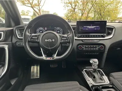 CZARNY HATCHBACK KIA CEED z 2022 r., BENZYNA, skrzynia biegów AUTOMATYCZNA 160KM, zdjęcie 12 z 19