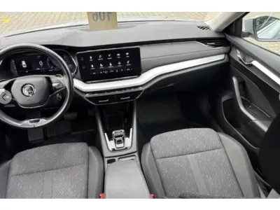 SREBRNY SEDAN SKODA OCTAVIA LIM. z 2023 r., BENZYNA, skrzynia biegów AUTOMATYCZNA 190KM, zdjęcie 8 z 15