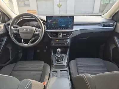 BIAŁY KOMBI FORD FOCUS z 2023 r., BENZYNA, skrzynia biegów MANUALNA 92KM, zdjęcie 2 z 23