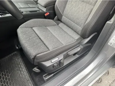 SREBRNY KOMBI VOLKSWAGEN PASSAT z 2023 r., BENZYNA, skrzynia biegów AUTOMATYCZNA 150KM, zdjęcie 16 z 19
