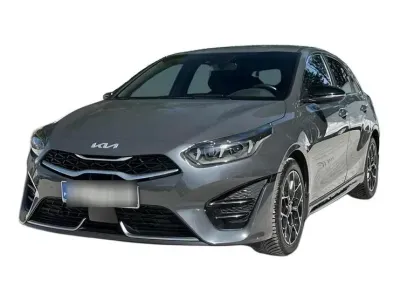 CZARNY HATCHBACK KIA CEED z 2022 r., BENZYNA, skrzynia biegów AUTOMATYCZNA 160KM, zdjęcie główne