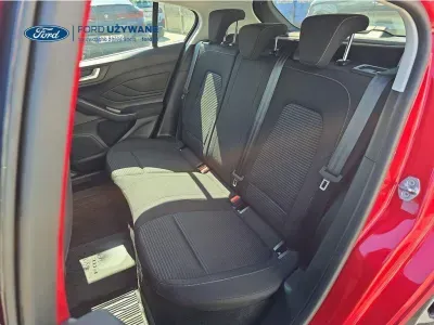 CZERWONY HATCHBACK FORD FOCUS z 2023 r., BENZYNA, skrzynia biegów MANUALNA 92KM, zdjęcie 17 z 27