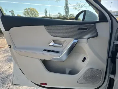 BIAŁY HATCHBACK MERCEDES CLASE A z 2023 r., HYBRYDA/BENZYNA, skrzynia biegów AUTOMATYCZNA 218KM, zdjęcie 3 z 19