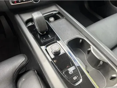 CZARNY SUV VOLVO XC60 z 2023 r., BENZYNA, skrzynia biegów AUTOMATYCZNA 197KM, zdjęcie 2 z 17