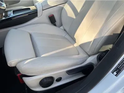 BIAŁY HATCHBACK MERCEDES CLASE A z 2023 r., HYBRYDA/BENZYNA, skrzynia biegów AUTOMATYCZNA 218KM, zdjęcie 11 z 19