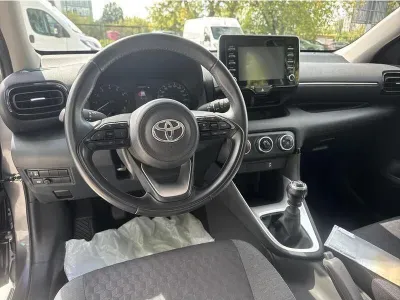 SZARY HATCHBACK TOYOTA YARIS z 2022 r., BENZYNA, skrzynia biegów MANUALNA 125KM, zdjęcie 12 z 19