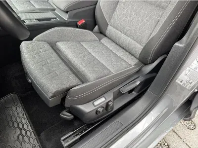 SREBRNY KOMBI VOLKSWAGEN PASSAT z 2023 r., BENZYNA, skrzynia biegów AUTOMATYCZNA 150KM, zdjęcie 2 z 19