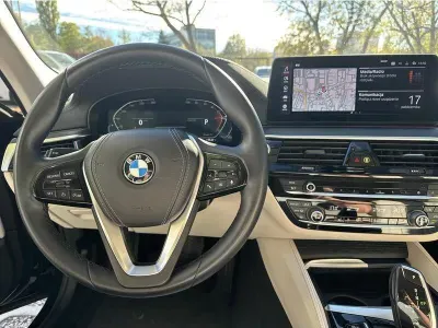 CZARNY SEDAN BMW SERIE 5 z 2022 r., BENZYNA, skrzynia biegów AUTOMATYCZNA 252KM, zdjęcie 14 z 19