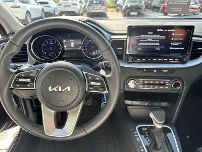 SZARY KOMBI KIA CEED z 2025 r., BENZYNA, skrzynia biegów AUTOMATYCZNA 140KM, zdjęcie 19 z 19