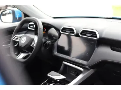 NIEBIESKI SUV MG ZS z 2025 r., HYBRYDA/BENZYNA, skrzynia biegów AUTOMATYCZNA 197KM, zdjęcie 7 z 13