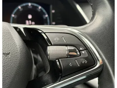 SREBRNY SEDAN SKODA OCTAVIA LIM. z 2023 r., BENZYNA, skrzynia biegów AUTOMATYCZNA 190KM, zdjęcie 15 z 15