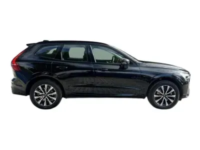 CZARNY SUV VOLVO XC60 z 2023 r., BENZYNA, skrzynia biegów AUTOMATYCZNA 197KM, zdjęcie 4 z 17