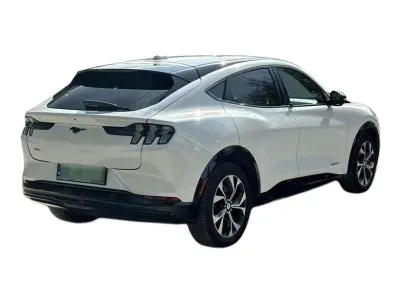 BIAŁY SUV FORD MUSTANG MACH E z 2023 r., ELEKTRYCZNY, skrzynia biegów AUTOMATYCZNA 269KM, zdjęcie 8 z 18