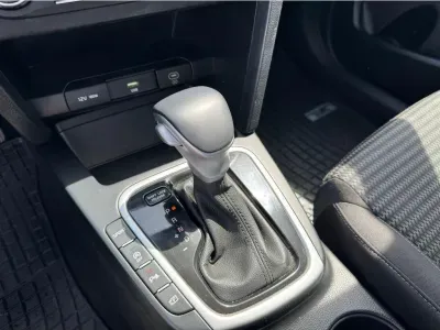 BIAŁY HATCHBACK KIA CEED z 2023 r., BENZYNA, skrzynia biegów AUTOMATYCZNA 118KM, zdjęcie 14 z 19
