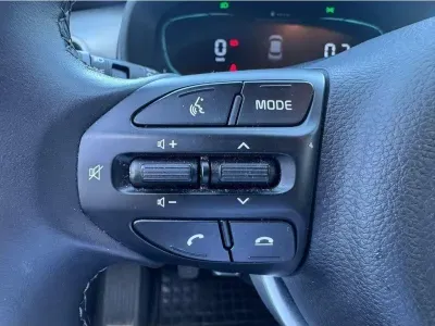 BIAŁY SUV KIA STONIC z 2025 r., BENZYNA, skrzynia biegów MANUALNA 58KM, zdjęcie 19 z 19